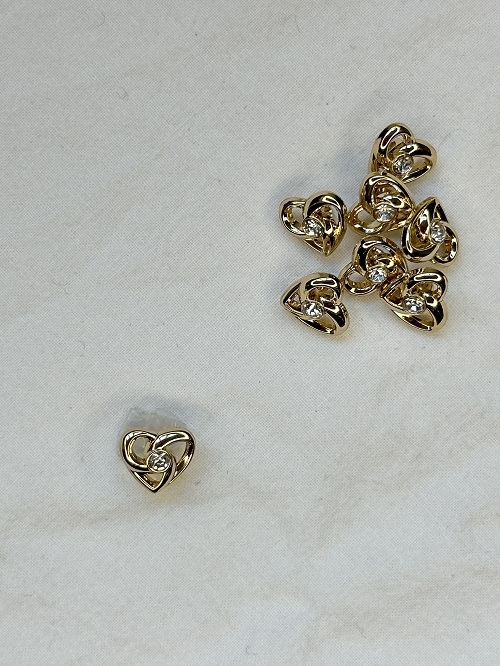 Metal hjerteknap med lille sten - guld 11 mm