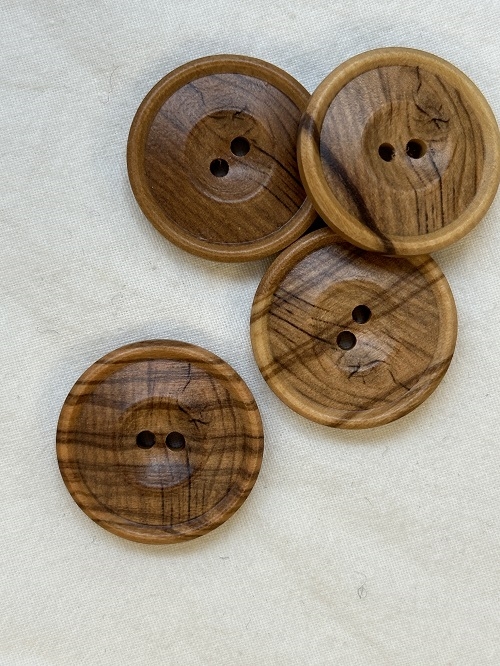 Oliventræ knap med 2 huller - 25 mm