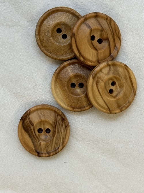 Oliventræ knap med 2 huller  - 22 mm