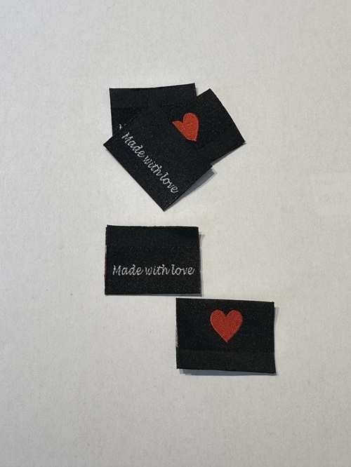 Ikast Stofmærker - Made with love + hjerte - sort